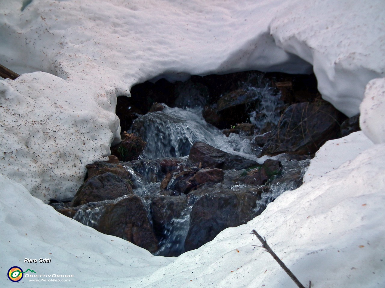 24 il ruscello scorre sotto la neve.JPG